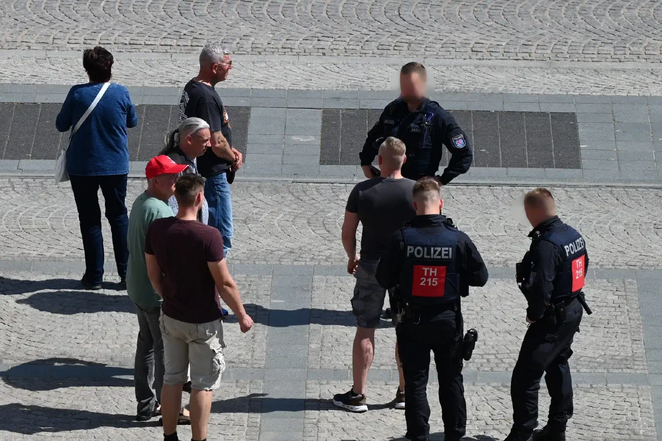 Das Publikum setzte sich maßgeblich aus Anhänger:innen der verschwörungsideologischen Szene, Reichsbürger:innen sowie Neonazis zusammen.
