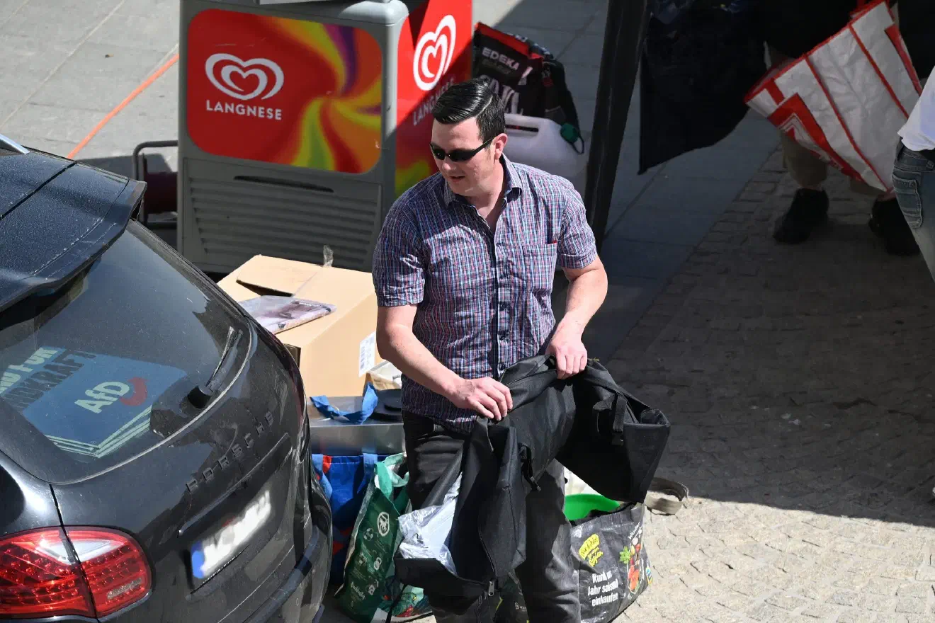 Im Zuge der Veranstaltung kam es zu einer Ingewahrsamnahme, nachdem ein Ordner nach Angaben der Polizei diese bei einer Personalienkontrolle beleidigt hatte.