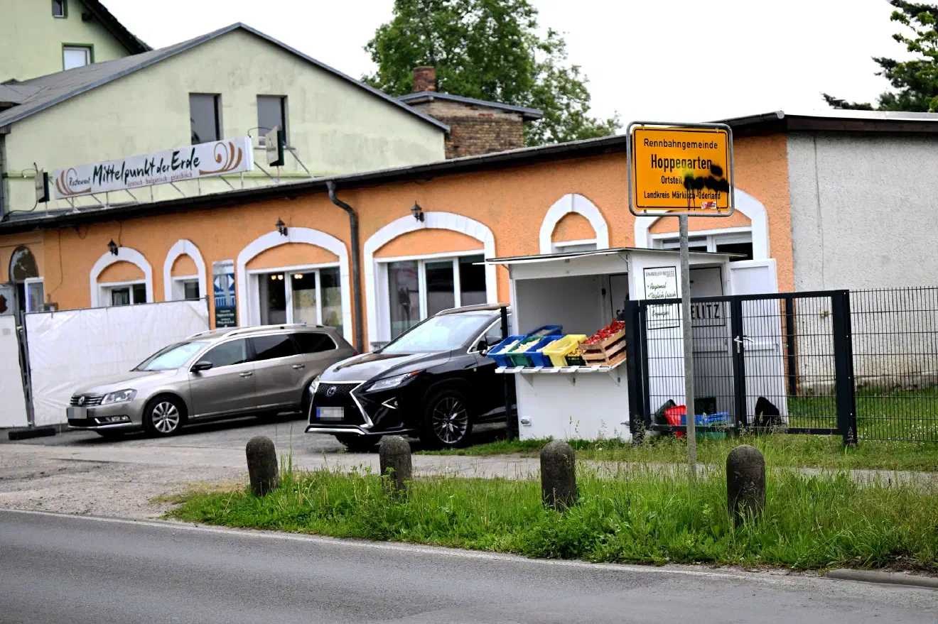 Am Wochenende des 11. und 12.Mai 2024 fand im Restaurant "Mittelpunkt der Erde" in Hoppegarten bei Berlin eine sogenannte "Alternative Buchmesse" statt.