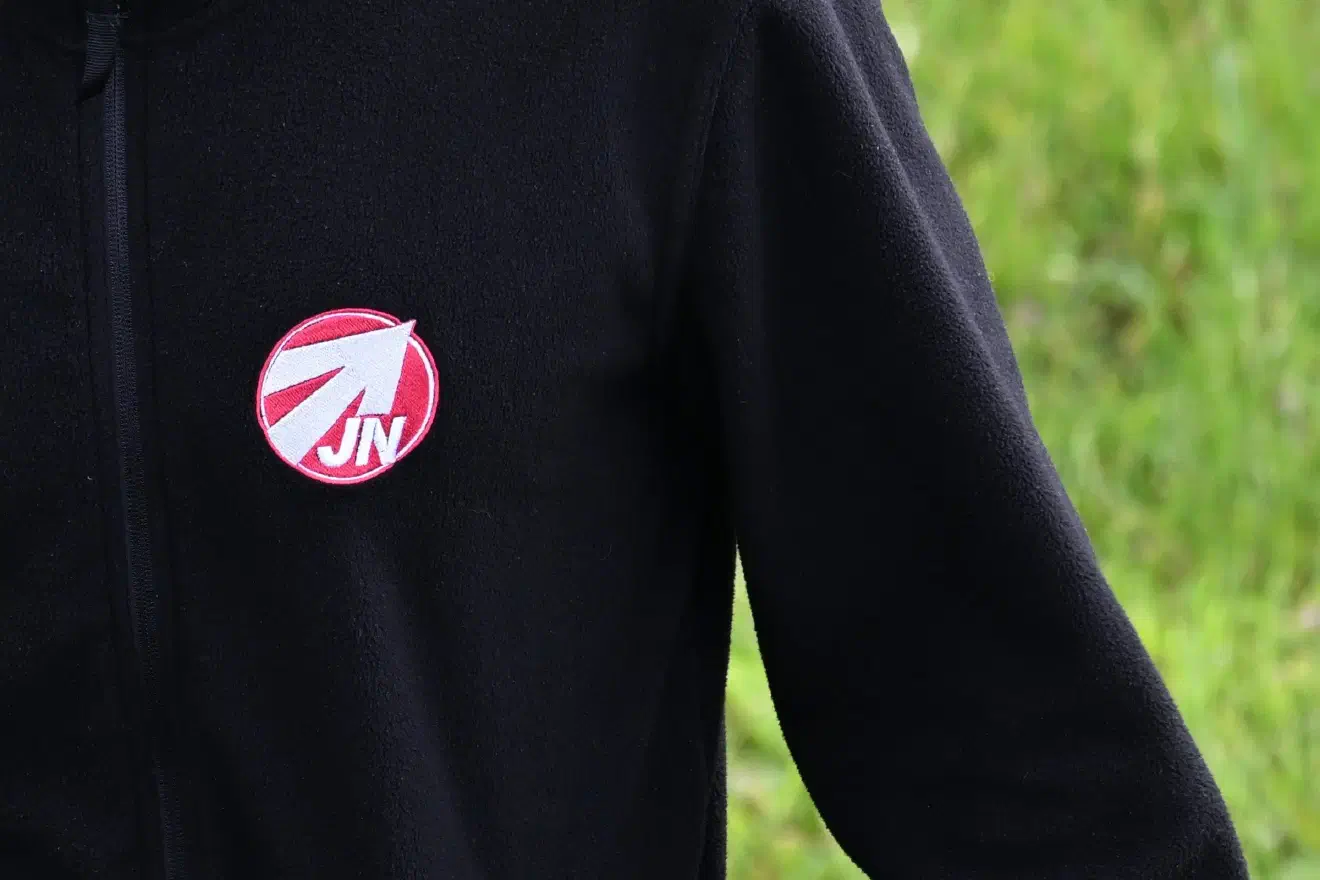 Bei den "Jungen Nationalisten" handelt es sich um die Jugendorganisation der Neonazi-Partei "Die Heimat", die noch bis zum letzten Jahr unter dem Namen NPD in Erscheinung trat.