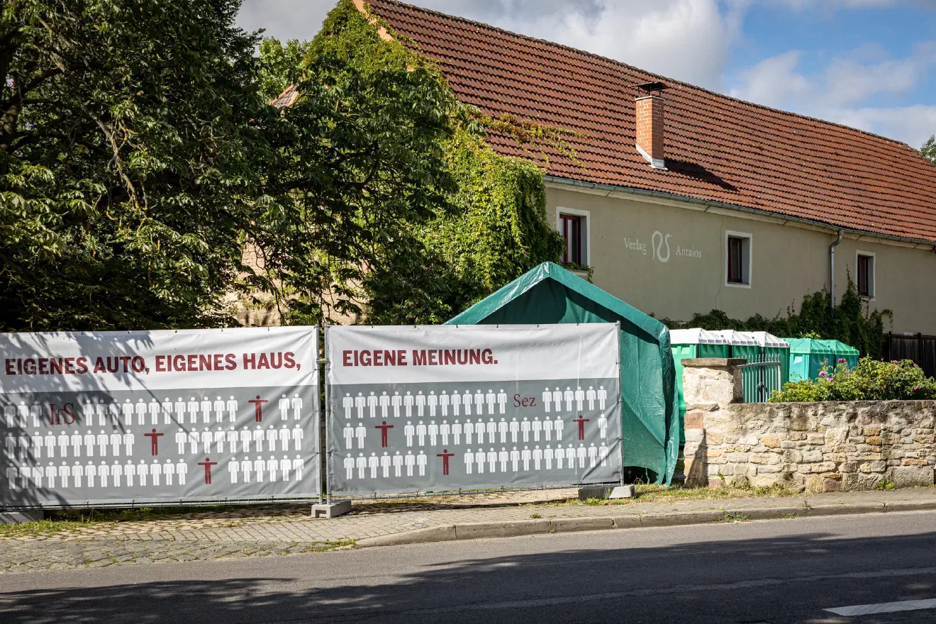 Am 13. und 14. Juli 2024 nahmen mehrere hundert Personen am "Sommerfest" in Schnellroda (Sachsen-Anhalt) teil.