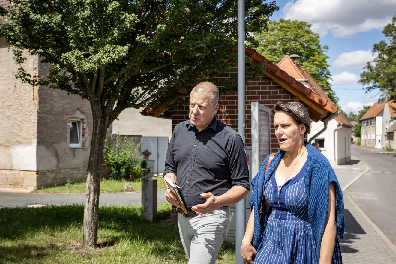 Eingeladen hatte der extrem rechte Verlag "Antaios" des Verlegers Götz Kubitschek, welcher als Vordenker der sogenannten Neuen Rechten im deutschsprachigen Raum gilt.