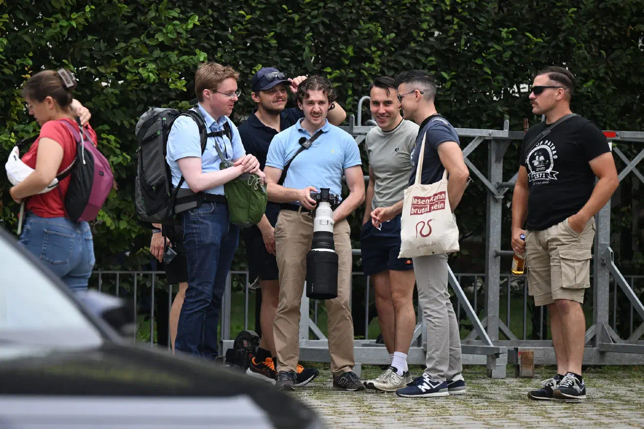 An der europaweit beworbenen Veranstaltung nahmen zwischen 350 und 400 Personen teil - ein Großteil davon junge Männer aus extrem rechten und offen neo-faschistischen Organisationen.