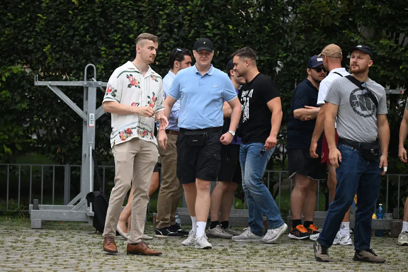Auch aus Deutschland nahmen bekennende Neofaschist:innen an der Veranstaltung teil - hier eine Personengruppe aus Nordrhein-Westfalen.