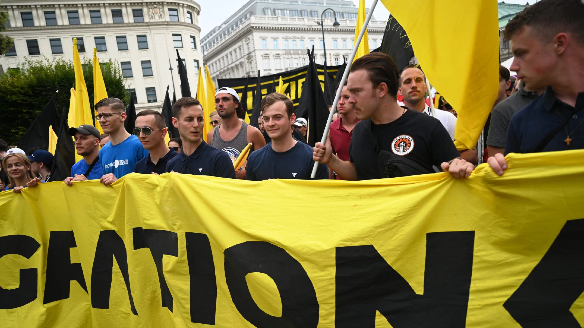 Demonstration der "IB" in Wien - Neo-Fascist Young Men Struggle...