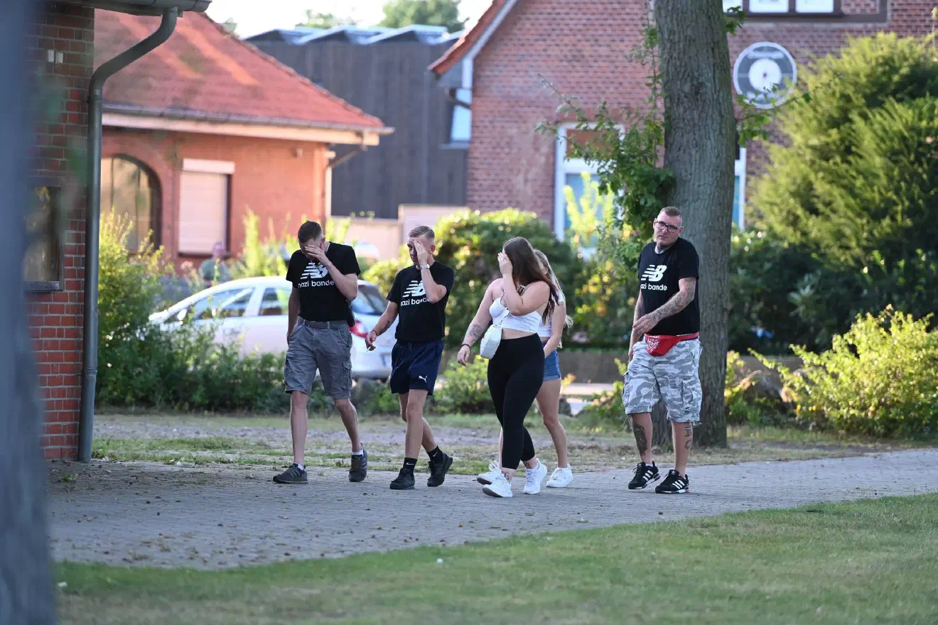 Teilnehmen wollte unter anderem diese Gruppe, die sich als "Nazi Bande" zu erkennen gibt.
