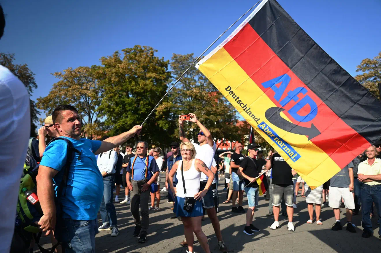 Nach Behördenangaben versammelten sich dort etwa 1300 Anhänger:innen der extrem rechten Partei.