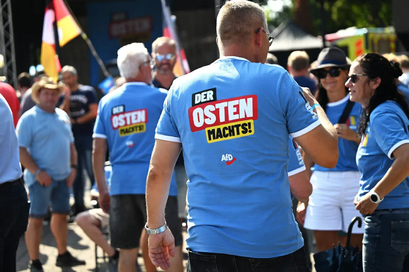 Dieser, wie auch die anderen Redner:innen setzte bei der eigenen Anhänger:innenschaft auf ltbewährtes. Und zwar auf Schuldzuweisung und Beleidigungen politischer Gegner:innen.