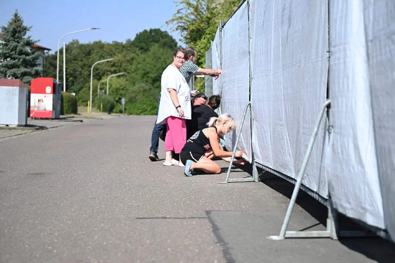 Auch wenn die Veranstaltung seit langem angemeldet war - war den Behörden vor Ort der Hintergrund nicht bekannt. Erst wenige Tage vorher werteten die Behörden die Veranstaltung als Rechtsrock-Konzert. Zuvor waren die Behörden in Riesa von einer nicht näher beschriebenen "Kulturveranstaltung" ausgegangen.