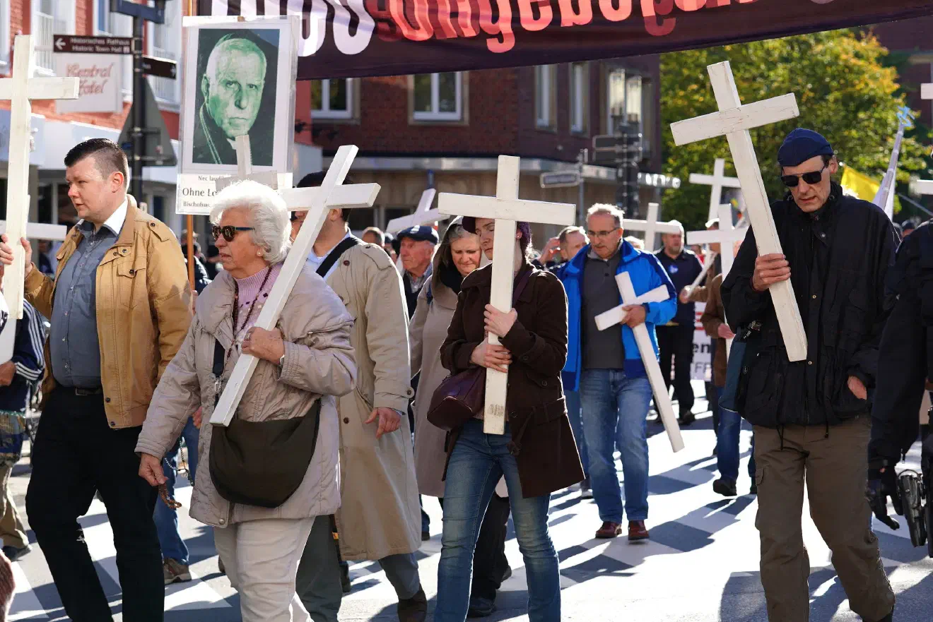 Etwa 60 Menschen nahmen an der Demonstration teil. Neben christlichen Fundamentalist:innen nehmen dort immer wieder auch Burschenschaftler, AfD-Politiker:innen und andere Vertreter:innen der extremen Rechten teil.