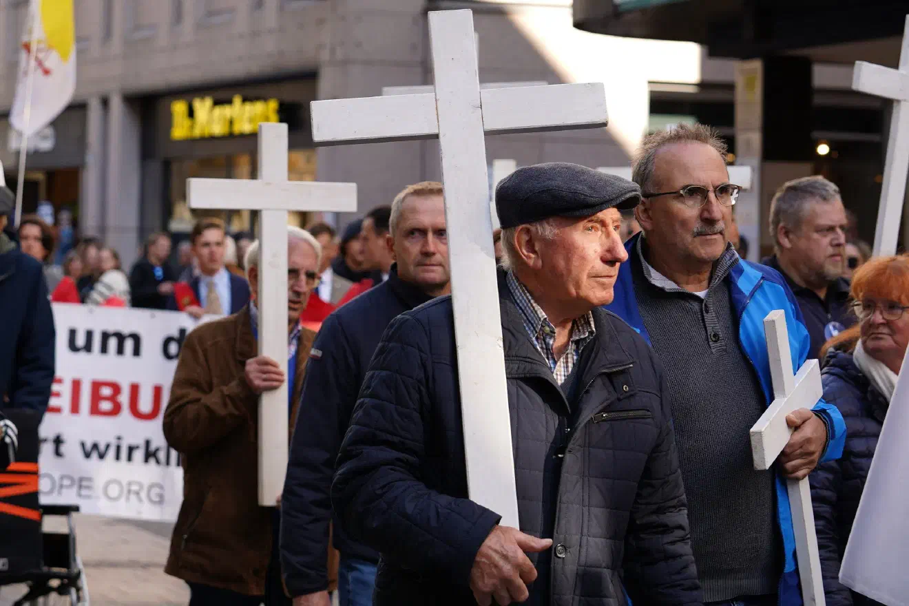 Ihren Abschluss fand die Demonstration an der Galen-Statue am Domplatz, auch dort wurden die Abschlussbeiträge durch den lautstarken Gegenprotest übertönt.