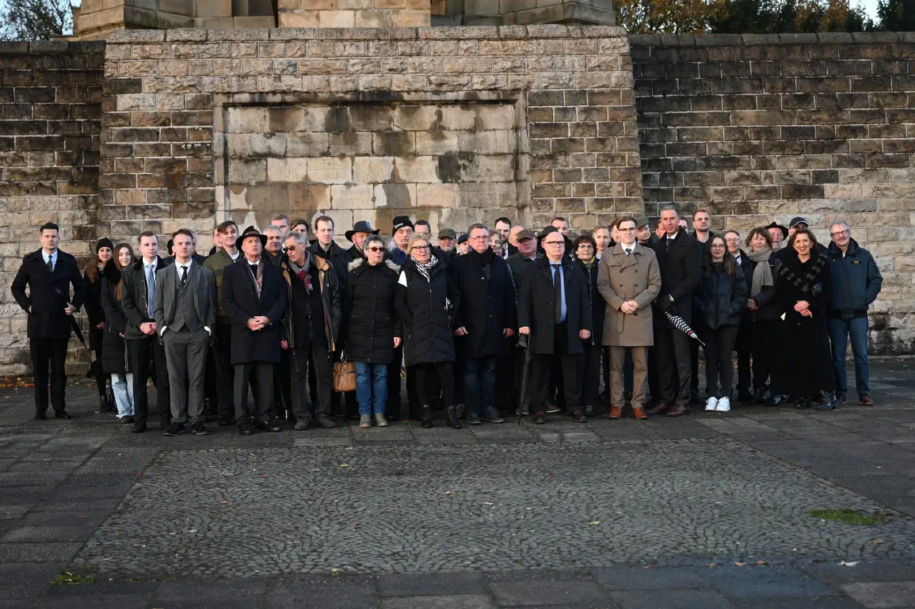 Helferichs Anwesenheit auf der Veranstaltung am 17. November in Dortmund Syburg dürfte daher kein Zufall gewesen sein und zeigt abermals das die AfD in Nordrhein-Westfalen keinerlei Berührungsängst mit Personen besitzt, die sich dem Nationalsozialismus verbunden fühlen - schließlich werden Helferichs Aktivitäten weiterhin direkt von der AfD-Dortmund auf deren Internetseite beworben. Hier scheinen die Reihen geschlossen.