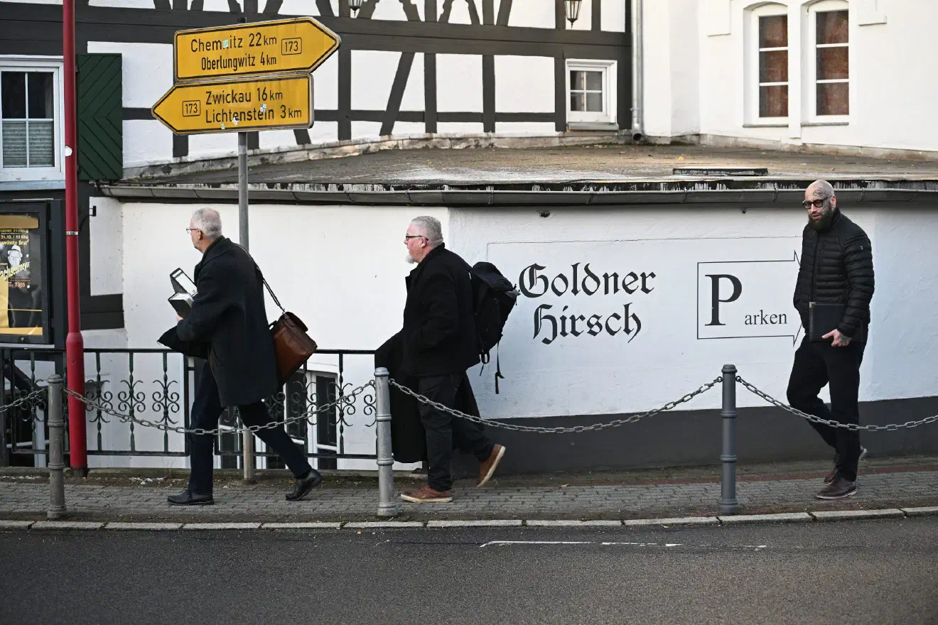 Und auch ohne das juristische Tauziehen sah sich der bisherige Bundesvorstand mit Unmut in der nun umbenannten Partei konfrontiert.