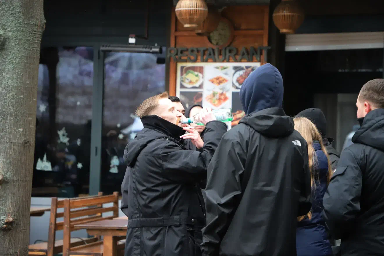 Wiederholt kam es aus Reihen des Nazi-Aufmarsches zu Beleidigungen und Drohungen gegenüber protestierenden Anwohner:innen. Der rege Alkoholkonsum der Demo-Teilnehmer:innen und auch der Ordner dürfte die Stimmung zusätzlich aufgeladen haben.