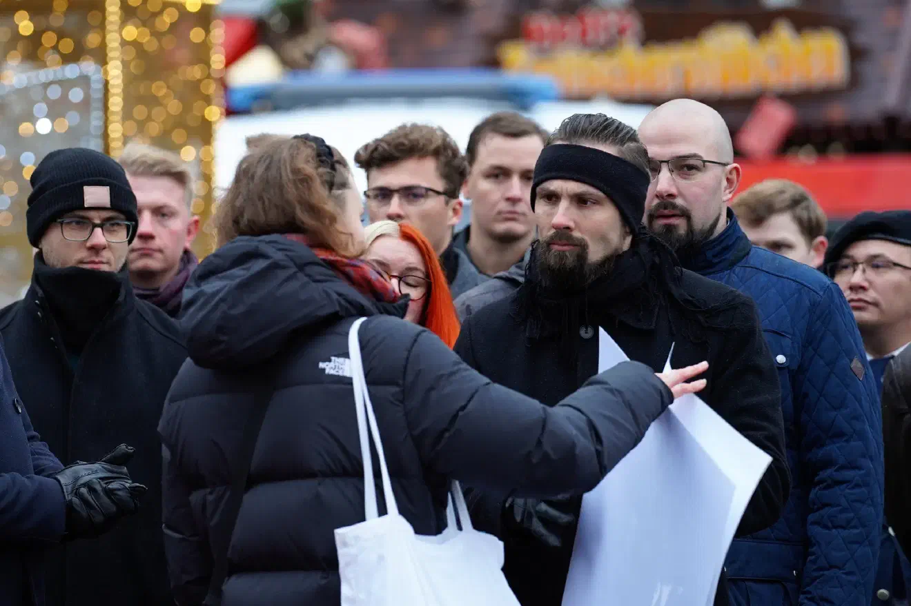 Im Anschluss begab sich eine Gruppe von etwa 35 Personen noch in Richtung Innenstadt, um dort gemeinsam für ein Gruppenfoto zu posieren.