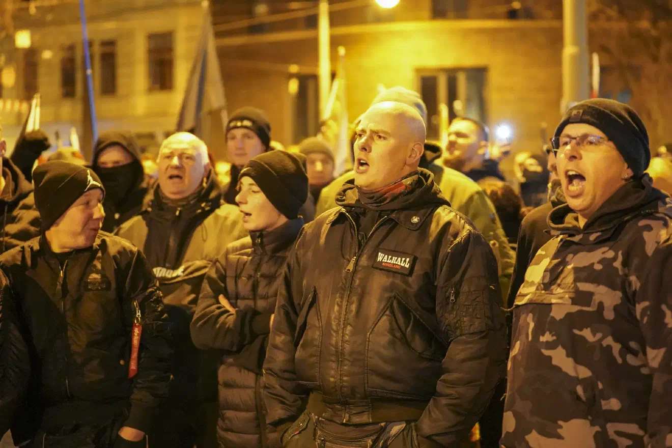 Die Stimmung auf der Demonstration war durchgehend aggressiv und aufgeheizt. Es kam sowohl intern zu körperlichen Auseinandersetzungen als auch zu Pöbeleien gegen und Angriffe auf Pressevertreter:innen.