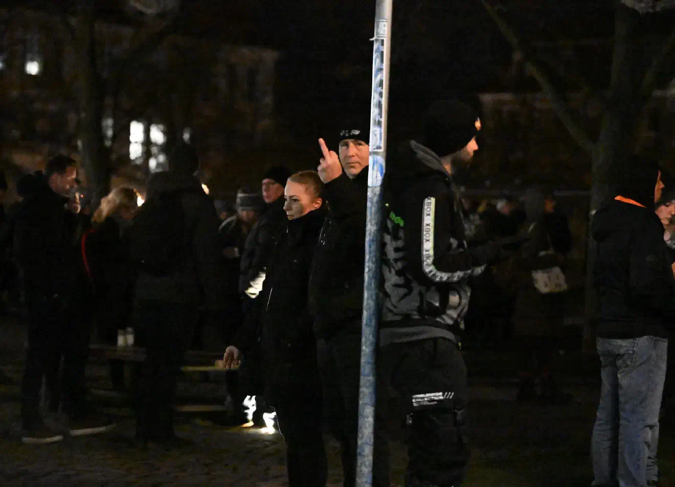 Von der beschworenen Trauer war keine Spur als die AfD-Spitzenkandidatin für die anstehende Bundestagswahl die Bühne betrat. Stattdessen erfüllten, neben dem Neonazislogan -Wer Deutschland nicht liebt, soll Deutschland verlasen-, die bekannten -Alice, Alice, Alice- Rufe den Domplatz.