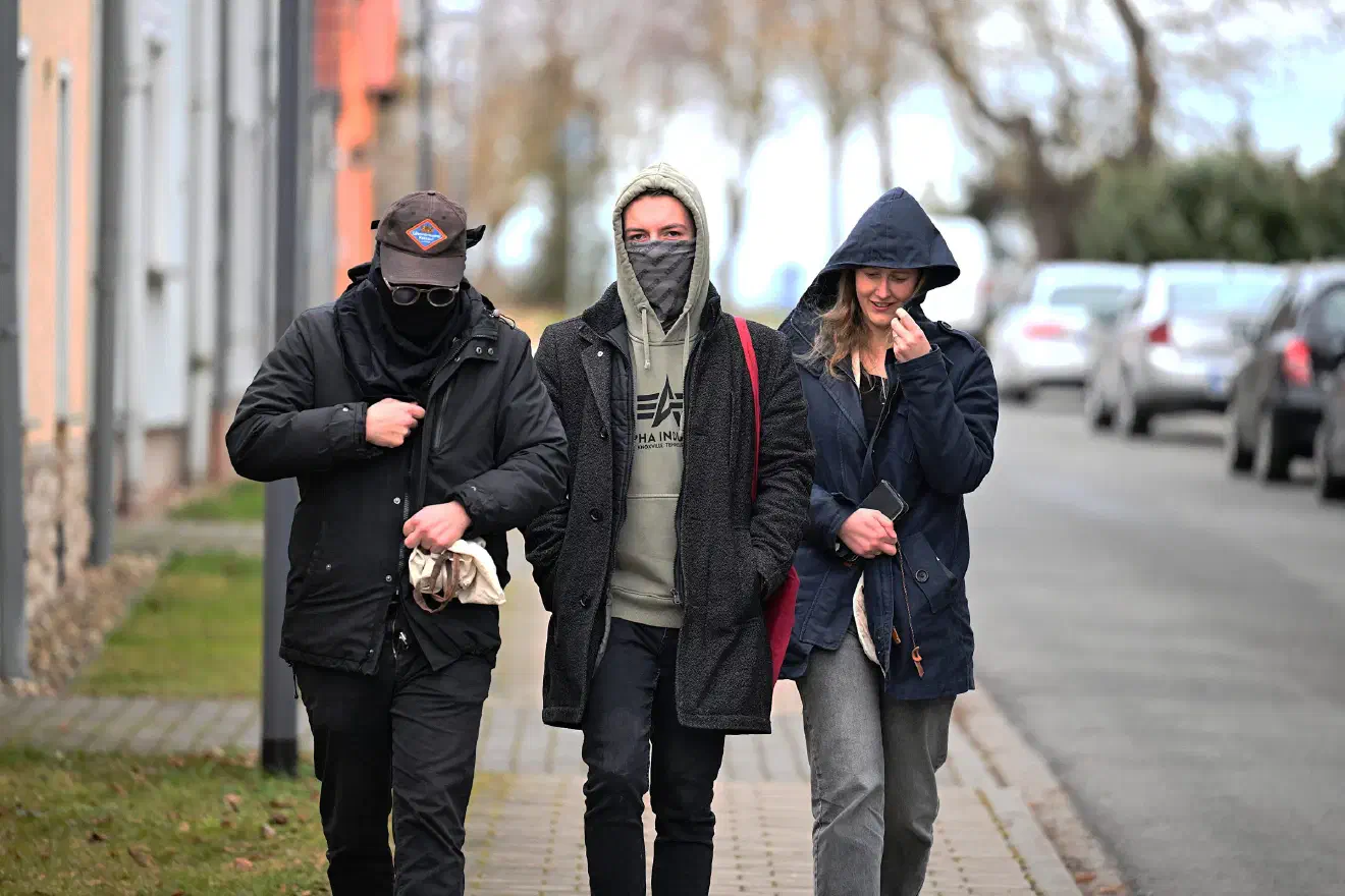 Wie bereits in der Vergangenheit vermummten sich etliche Anreisende bei ihrer Ankunft, um von anwesenden Medienvertreter:innen nicht erkannt zu werden.