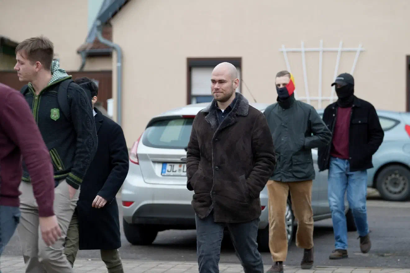 Auch aus der Region Chemnitz reiste eine größere Gruppe IB-Aktivist:innen nach Schnellroda. Angeführt wurden diese durch Vincenzo Richter (Bildmitte) aus Chemnitz. Dieser gilt als eine der derzeit wichtigsten Führungsfiguren der neonazistischen Organisation in Deutschland.