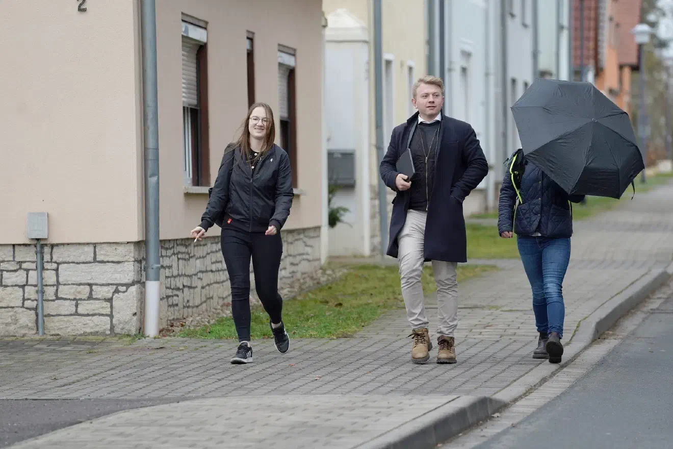 Zu den Teilnehmenden der Veranstaltung gehörte auch Carolin Lichtenheld (links im Bild), AfD-Kreistagsabgeordnete und Vorsitzende der Jungen Alternative Thüringen.