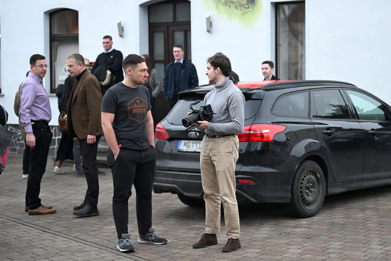 Der jahrelang von einigen etablierten Medien hofierte Götz Kubitschek trat hier offen als gewalttätiger Neofaschist auf. Zu den Schaulustigen gehörte auch der Mitveranstalter Erik Lehnert (links im Bild), der unter anderem als Berater für die AfD-Fraktion im Brandenburger Landtag tätig ist.