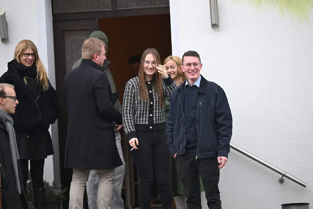 Während die Polizei bei den Attacken von Kubitschek mit Abwesenheit glänzte, besaß der Angriff auf die Medienvertreter:innen für die übrigen Anwesenden beinahe Eventcharakter. Die schaulustigen Teilnehmenden der Veranstaltung versammelten sich vor dem Eingang, beobachteten, stellten sich für eine bessere Sicht auf Treppenstufen auf und filmten die Szenerie. Es bleibt offen, ob sie Kubitschek bewusst seinem ausufernden Furor überließen, einige von ihnen wirkten mindestens irritiert von seiner Aggression.