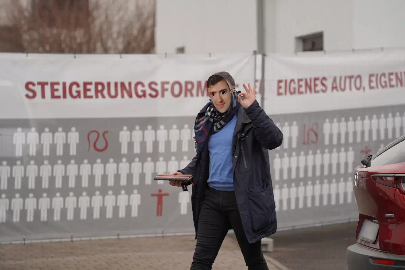 Die AfD für ihren Teil hat kein Problem mit Kubitschek. Mitglieder der AfD, auch ranghohe Funktionäre, nehmen immer wieder an seinen Veranstaltungen teil. Auch er ist ein gern gesehener Gast bei der AfD. Zuletzt besuchte er Mitte Januar den Bundesparteitag der AfD in Riesa und zeigte sich dort eng vertraut mit verschiedenen Vertreter:innen der Parteispitze.