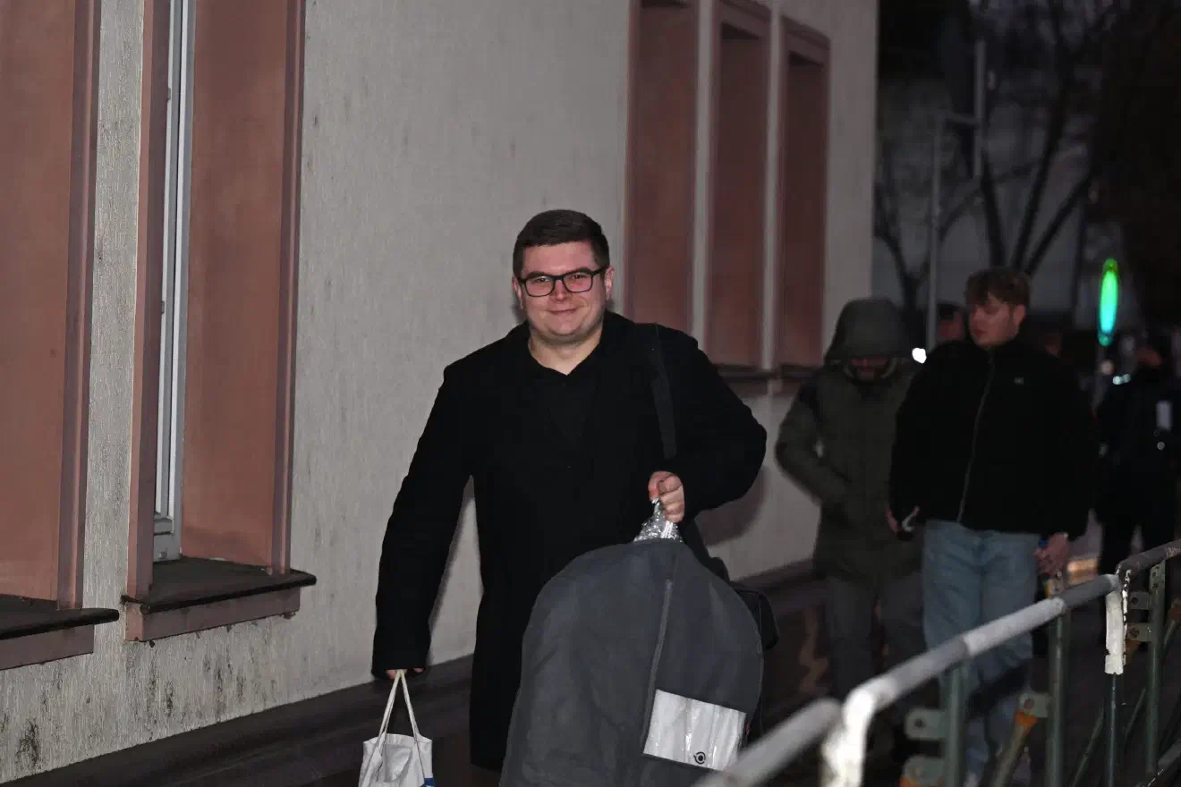Die AfD-Parteiführung hatte bereits zuvor mit ihrer Jugendorganisation gehadert: Da die JA als eingetragener Verein organisiert war, verfügte die Partei über kaum formale Durchgriffsrechte.