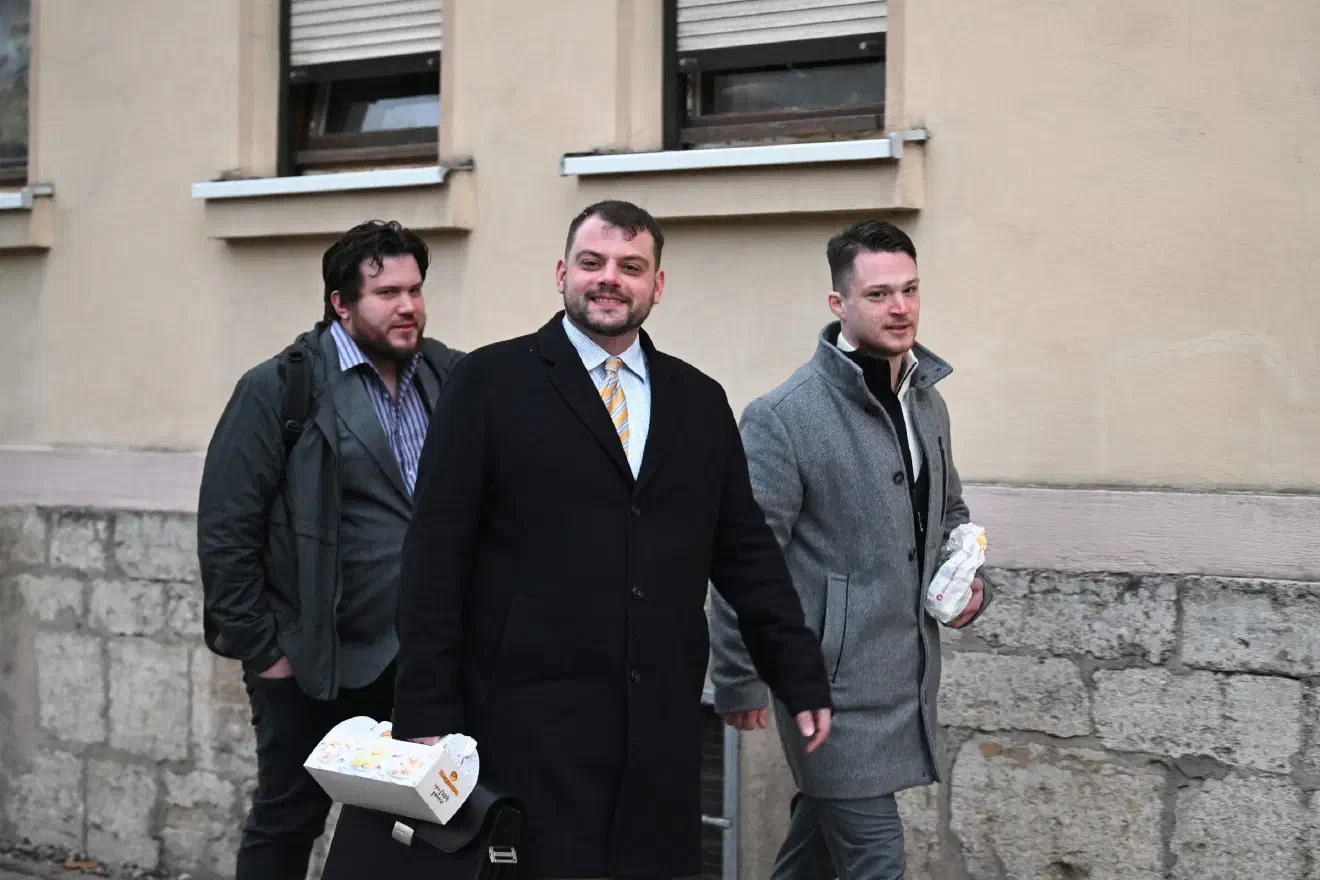 Die mangelnde Distanz der JA zu extrem rechten Strukturen war umfassend dokumentiert: Trotz der offiziellen Unvereinbarkeitsliste der AfD gab es faktisch keine Abgrenzung zur "Identitären Bewegung"; gemeinsame Teilnahmen an Veranstaltungen waren üblich.