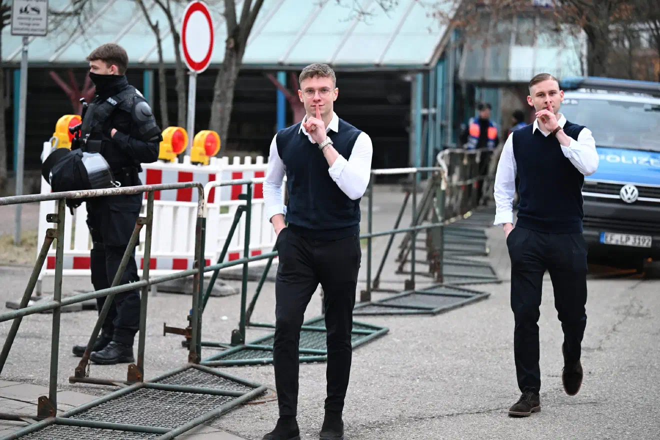Darüber hinaus wurden sogar gemeinsame Wanderungen mit Aktivisten der neonazistischen "Jungen Nationalisten" (JN) festgehalten – einer Organisation, deren Jugendstrukturen nachweislich auf nationalsozialistische Indoktrinierung abzielen.