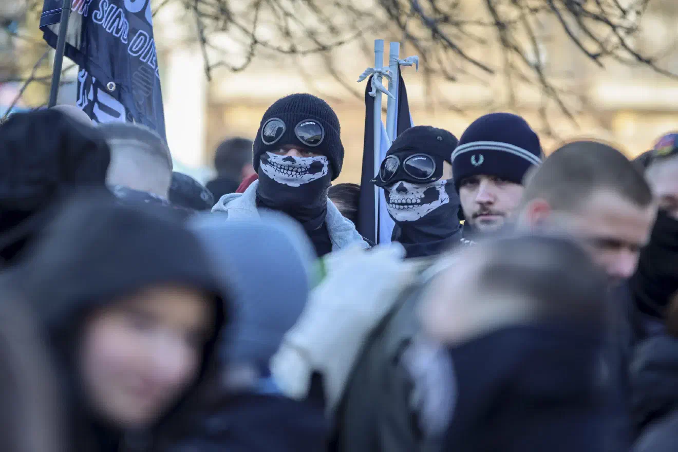 Bereits im Dezember vergangenen Jahres versuchten die Neonazis unter dem gleichen Motto durch Berlin zu ziehen. Damals kamen 60 Personen zusammen.