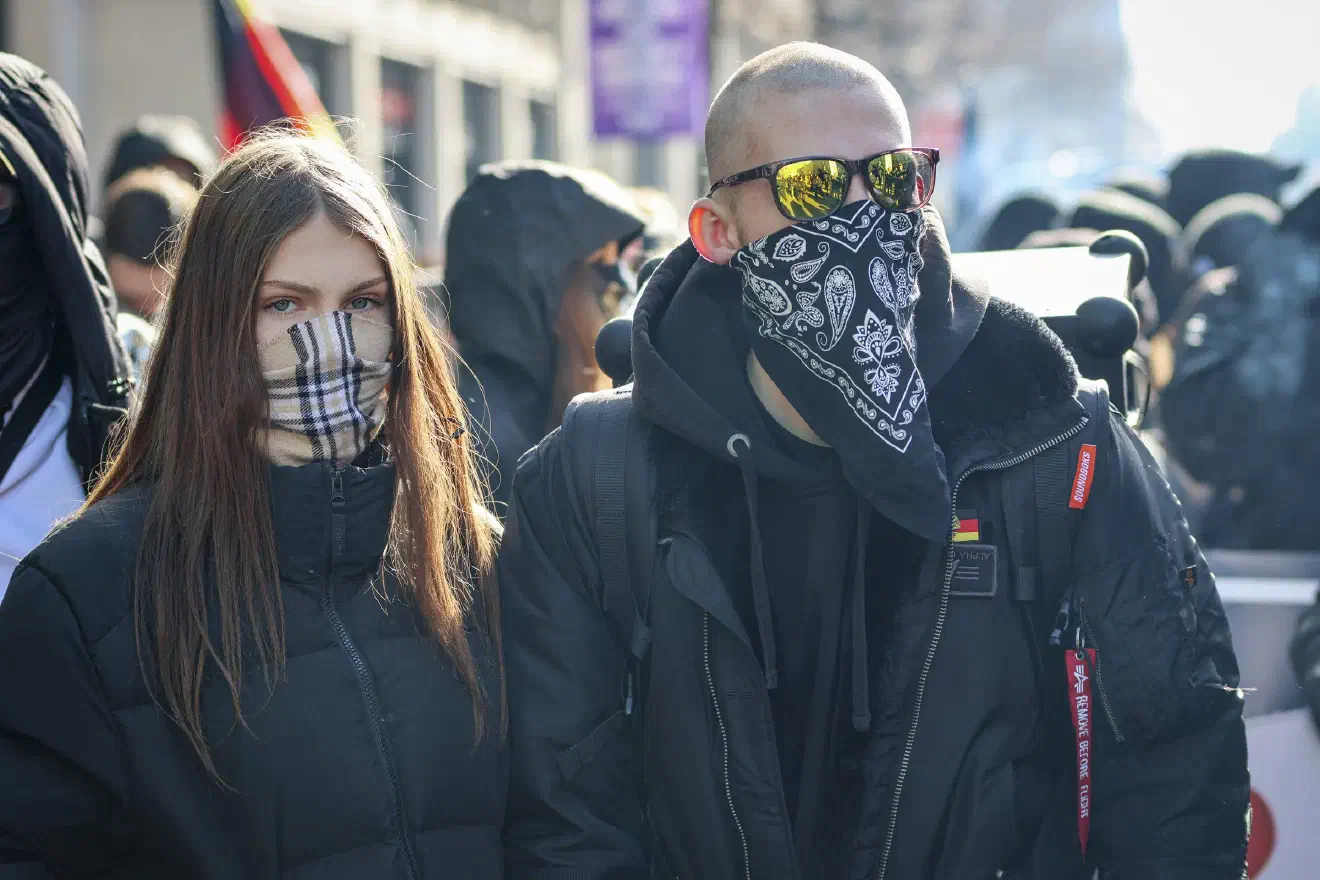 Laut Aussagen der Polizei gab es keine Auflagen, welche die Vermummung untersagen würde. Damit wurde den jungen Personen die Erlebniswelt Rechter Aufmarsch ermöglicht. Sie konnten teils vollvermummt, u.a. mit Sturmhauben demonstrieren.