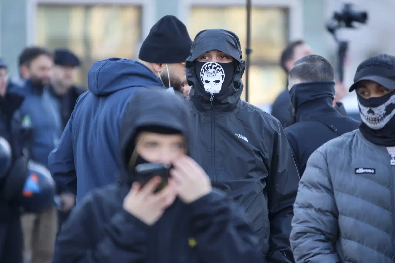 Auch Schutzbewaffnung in Form von u.a. verstärkten Handschuhen war auf der Demonstration immer wieder zu sehen.