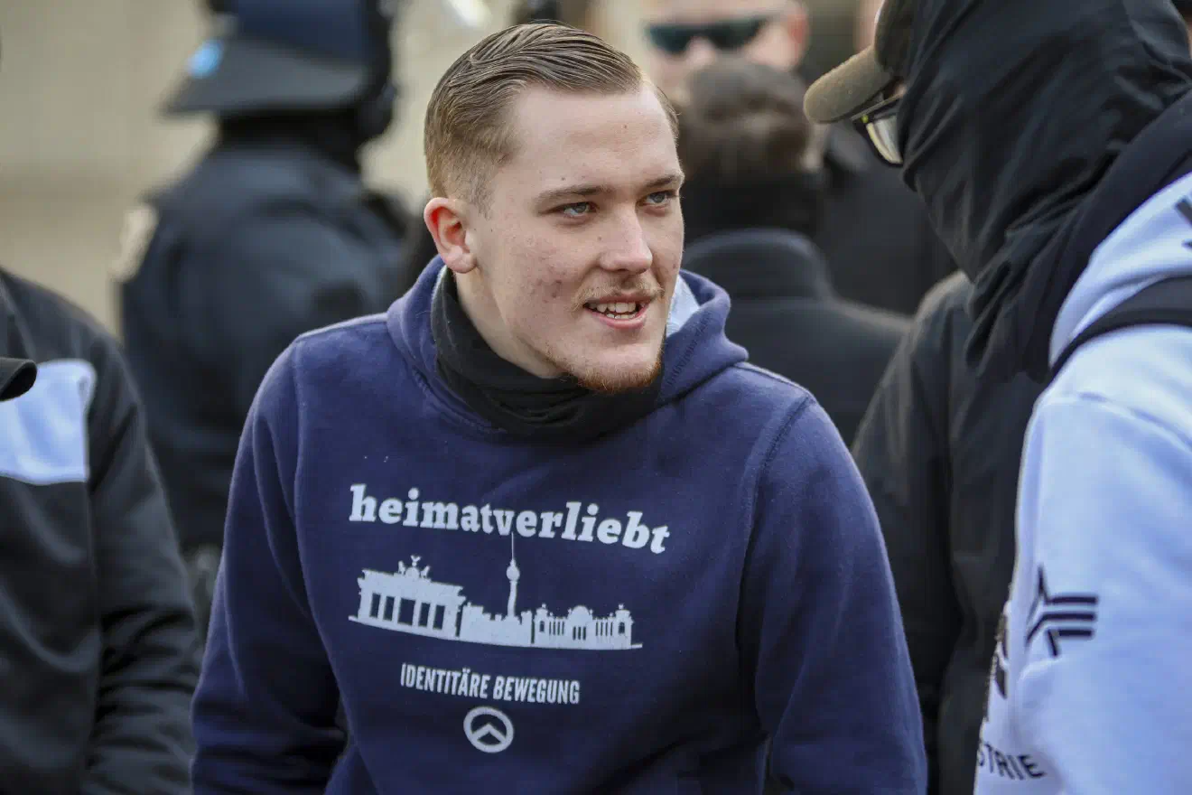 Die Polizei organisierte schließlich für die Neonazis eine gemeinsame Abreise vom Hauptbahnhof. Ziel der Abreise: Eine AfD Wahlkampabschluss-Veranstaltung in Berlin Hohenschönhausen.