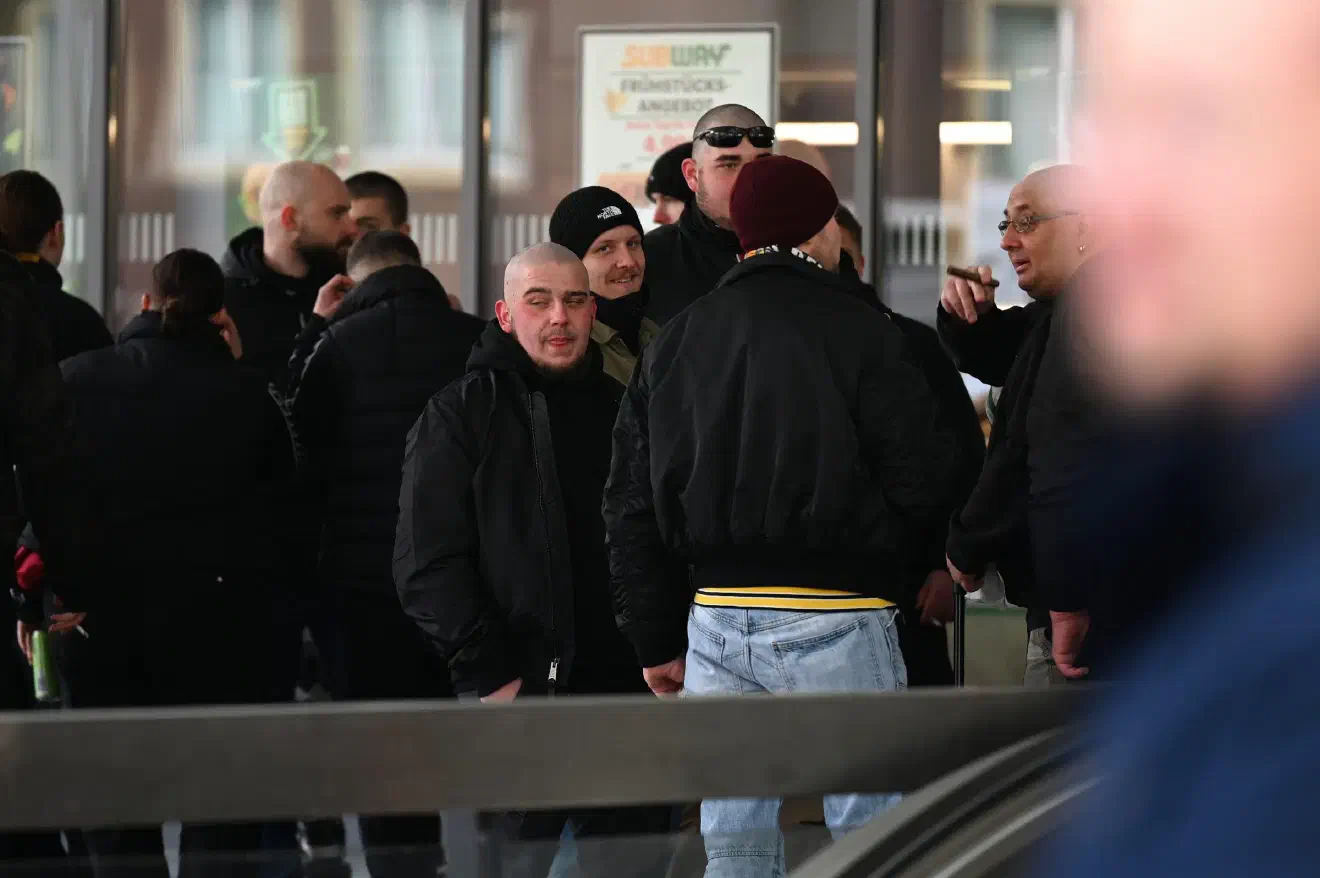 Etwa 100 Teilnehmer:innen des Aufmarsches zogen durch die Essener Innenstadt. Mindestens 1000 Menschen beteiligten sich an Gegenprotesten und Aktionen, die an verschiedenen Abschnitten der Route immer wieder in Erscheinung traten.