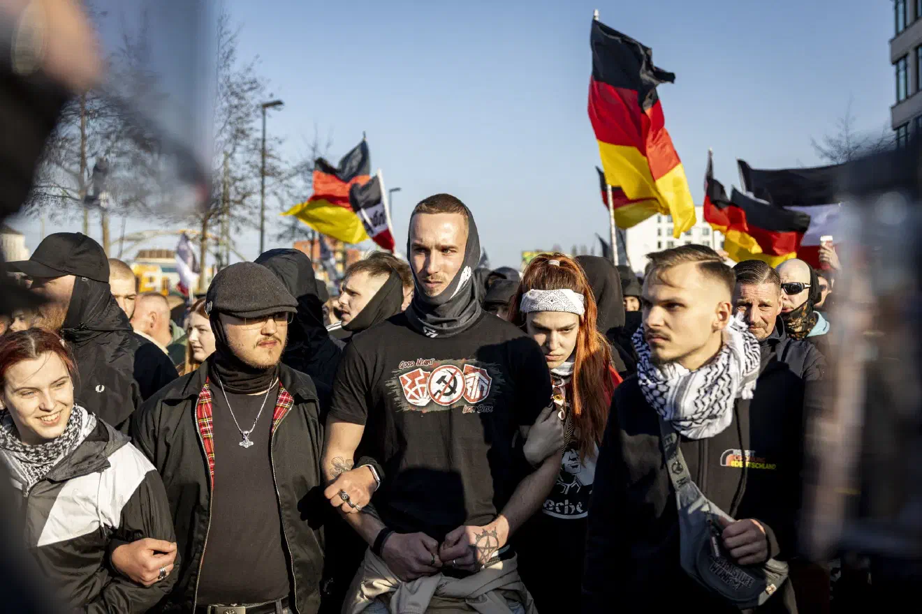 Am Samstag, den 22. März 2025, fand ein Aufmarsch von Neonazis in Berlin-Friedrichshain statt. Tausende Menschen beteiligten sich an Gegenprotesten und Blockaden, die die geplante Demonstration der knapp 800 Neonazis verhinderten.