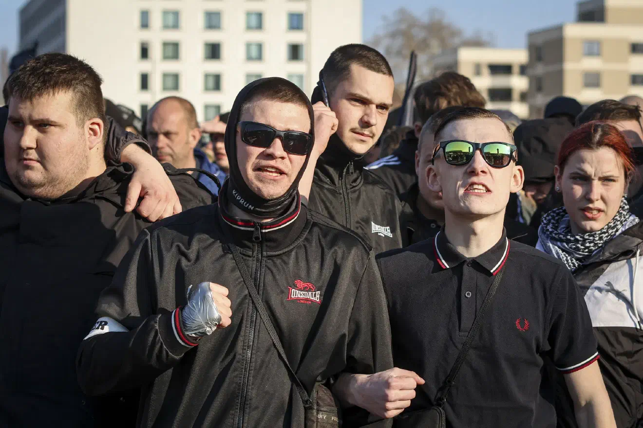 Im Anschluss wurde unter anderem eine abgewandelte Version des "Teufelsliedes" abgespielt, ursprünglich ein Marschlied der Waffen-SS. Sentürk bezeichnete es als eines seiner "Lieblingslieder".