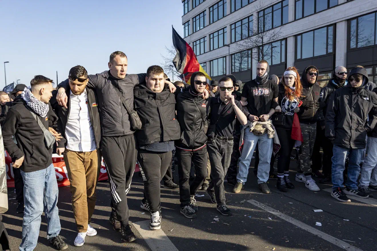 Aufgrund der antifaschistischen Blockaden mussten die Neonazis stundenlang an ihrem Startpunkt ausharren und konnten ihre Demonstration nicht beginnen, die Stimmung verschlechterte sich im Laufe der Zeit merklich und wurde aggressiver. Schon früh zogen einzelne Teilnehmende frustriert ab. Sentürk geriet angesichts der ungeduldigen Menge zunehmend unter Druck, konnte er seinem jungen Publikum doch diesmal nicht die von ihnen erhoffte "Erlebniswelt rechter Aufmarsch" bieten. Er verlor immer wieder die Fassung und schlug verbal um sich. Sein bemüht "bürgerliches Auftreten" warf er dann endgültig über Bord, als die Polizei seiner Aufforderung, ihnen doch endlich "den Weg frei zu schlagen" nicht ausreichend nachkam und er kurzerhand dazu überging, unbeholfen mit anderen Teilnehmern Ketten zu bilden und auf die Polizeiabsperrung zuzumarschieren.