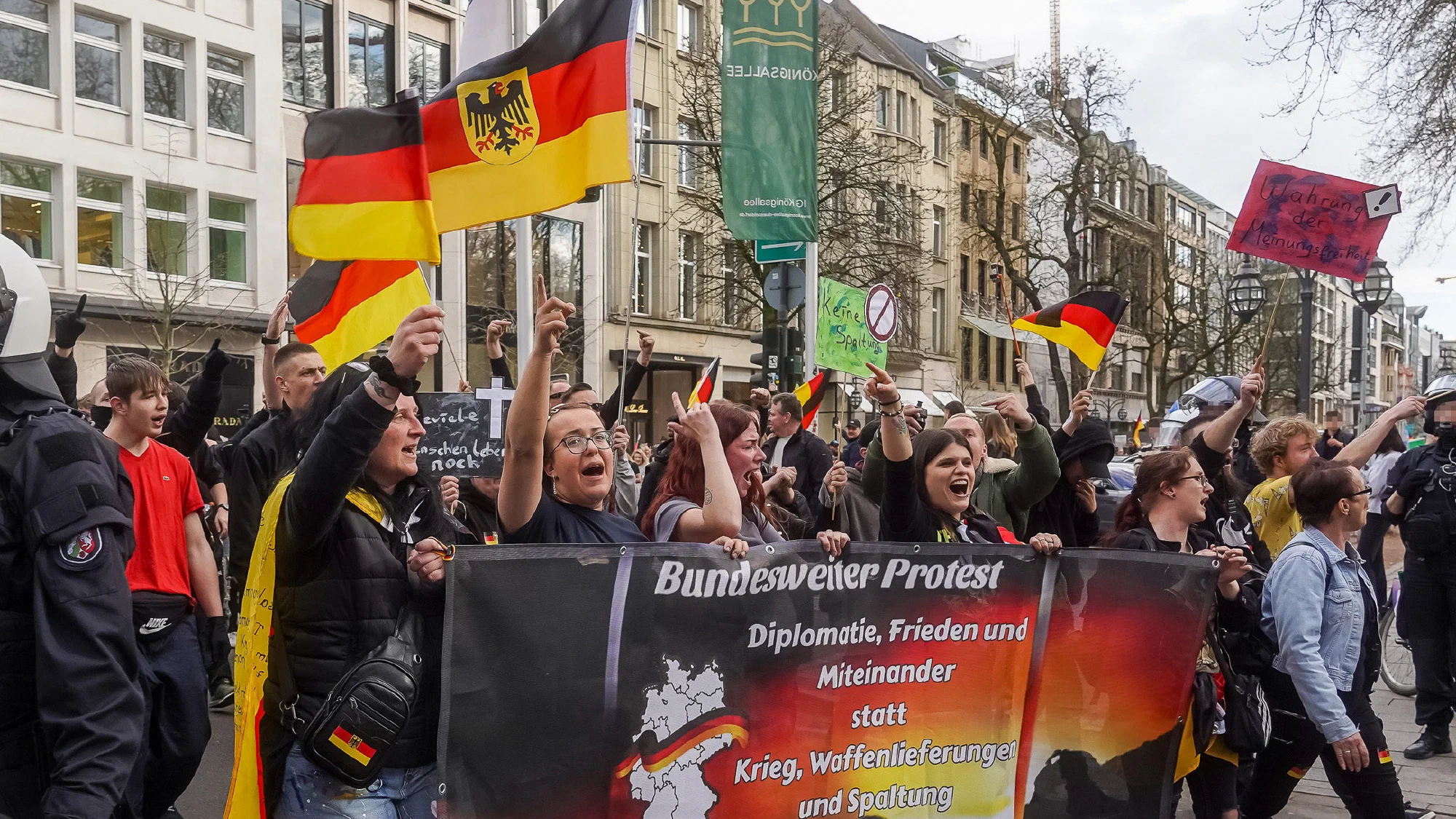 Nationalistische Querdenken-Demonstration in Düsseldorf