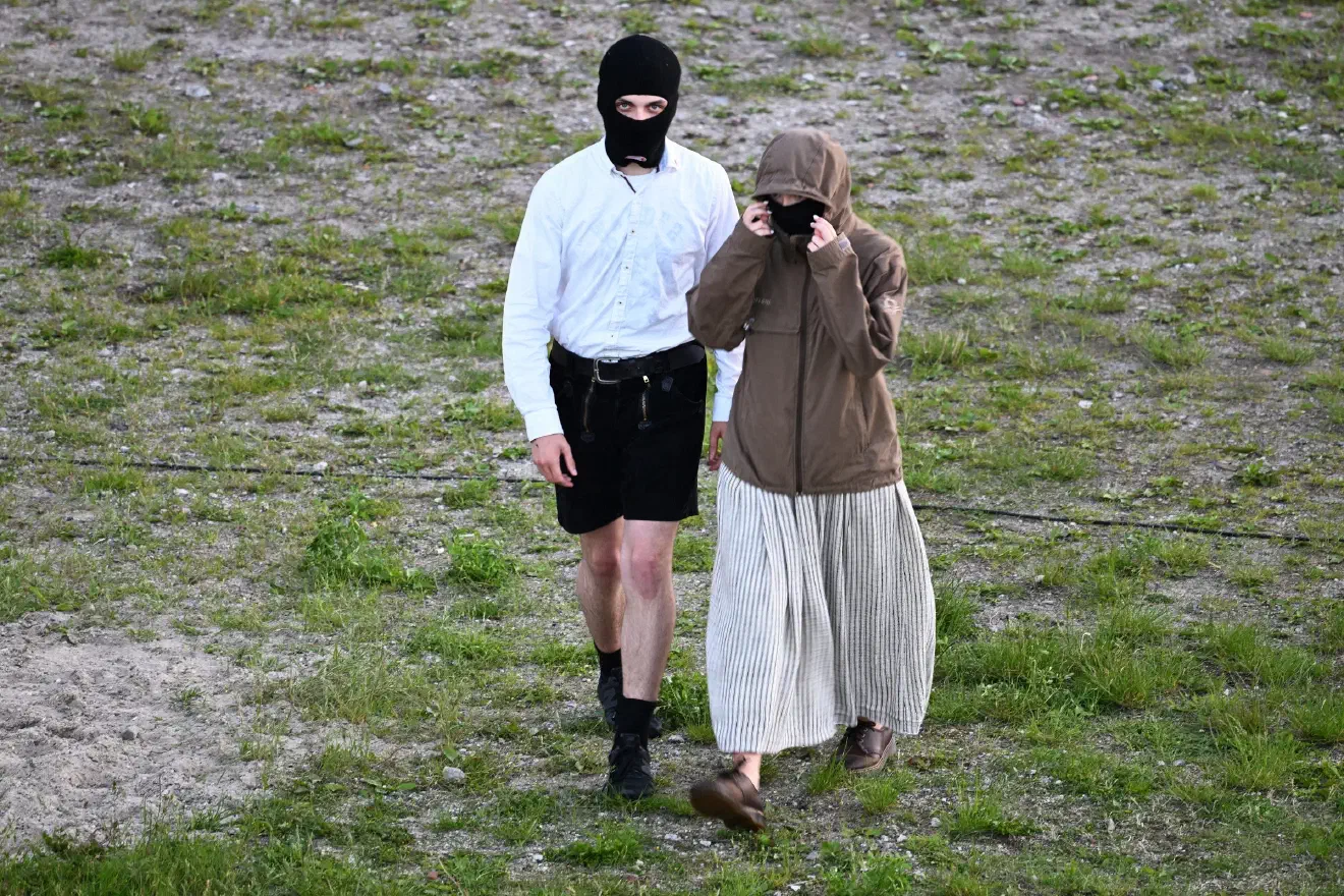 Bei dem bislang vor allem in Hintergrund (und beliebterweise vermummt) auftretenden JN-Mitglied handelt es sich um Torben Beier, Sohn des derzeitigen Geschäftsführers der Partei "Die Heimat" aus Brandenburg.