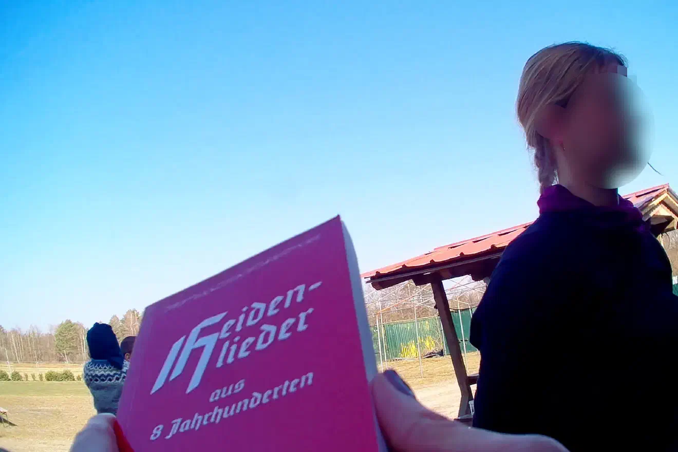 Wie bei allen größeren Zusammenkünften wurde auch in Eschede auf das Liederbuch "Heidenlieder aus 8. Jahrhunderten" zurückgegriffen. Das ursprünglich von verschiedenen Neonazigruppen, insbesondere der verbotenen "Artgemeinschaft" vertriebene Machwerk ist inzwischen das offizielle Liederbuch der "Jungen Nationalisten.