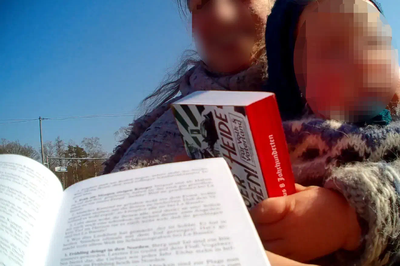 Die Einflussnahme auf Kinder und Jugendliche durch Verbreitung völkischer, rassistischer, nationalistischer und nationalsozialistischer Ansichten im Rahmen vorgeblich unpolitischer Freizeitangebote und das Singen bestimmter Lieder gehört bei den "Jungen Nationalisten" zum Programm - auch beim JN-Mädelbund.