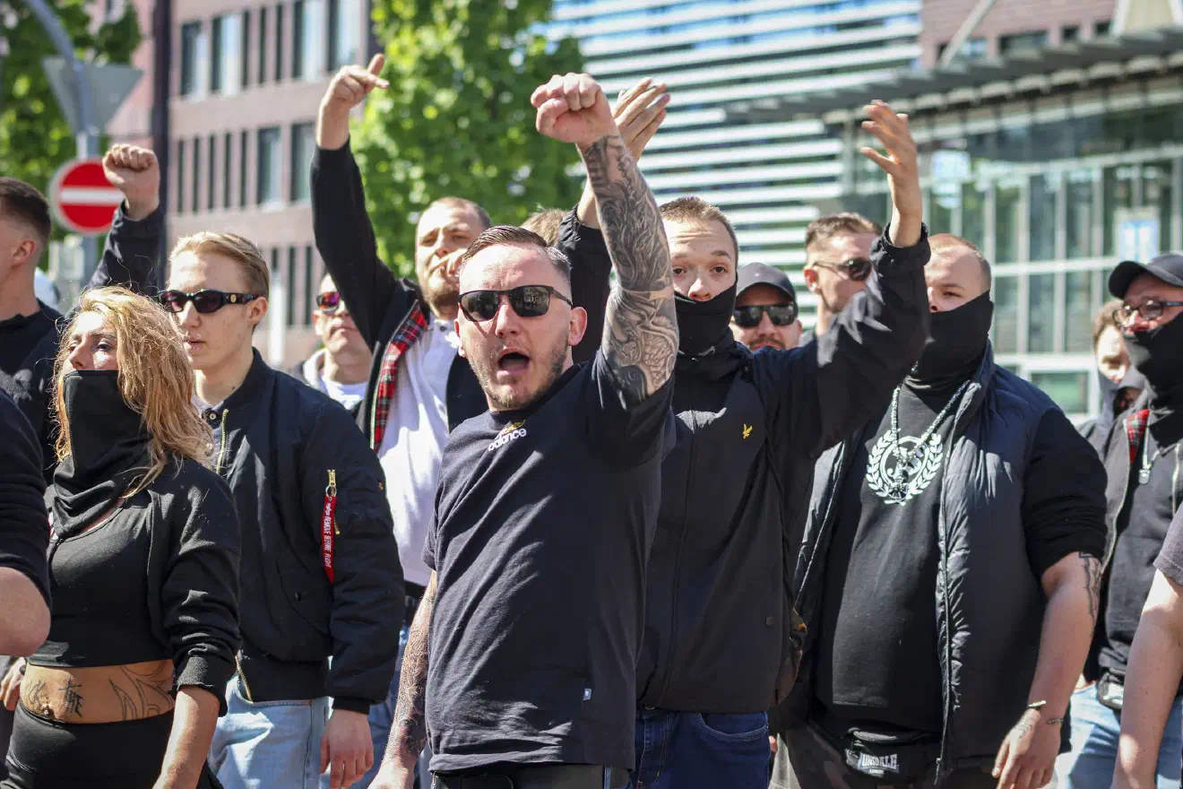 Bereits zu Beginn der Veranstaltung zeigte mindestens ein Neonazi einen Hitlergruß. Es waren erneut viele junge Neonazis der Gruppe "Jung und Stark NRW" anwesend.