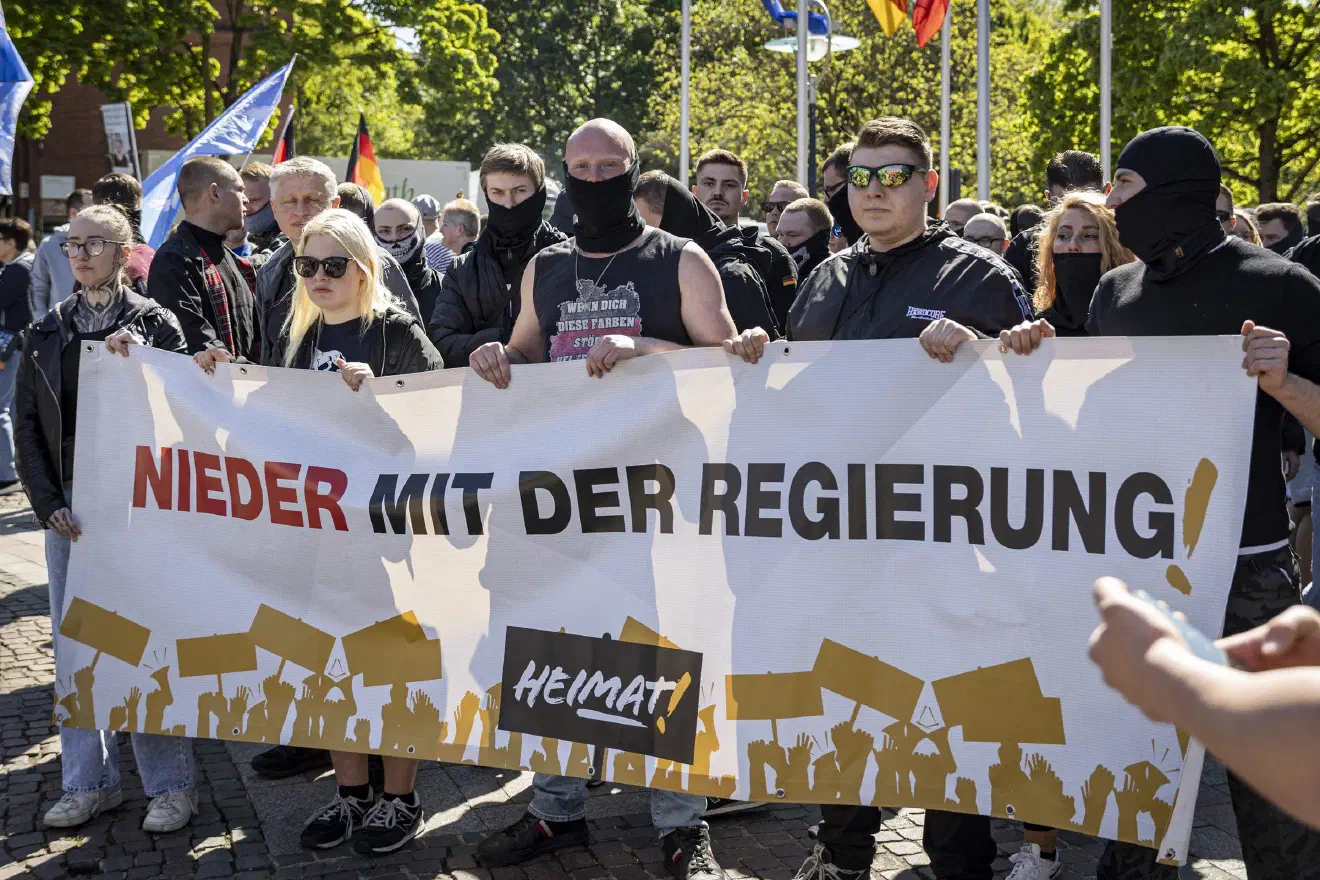 Zusammen mit Neonazis der Partei "Die Heimat" (ehemals NPD) bildeten diese einen eigenen Block am Ende des Demonstrationszuges, das Mobilisierungspotenzial hielt sich hier mit knapp 50 Personen allerdings in Grenzen.