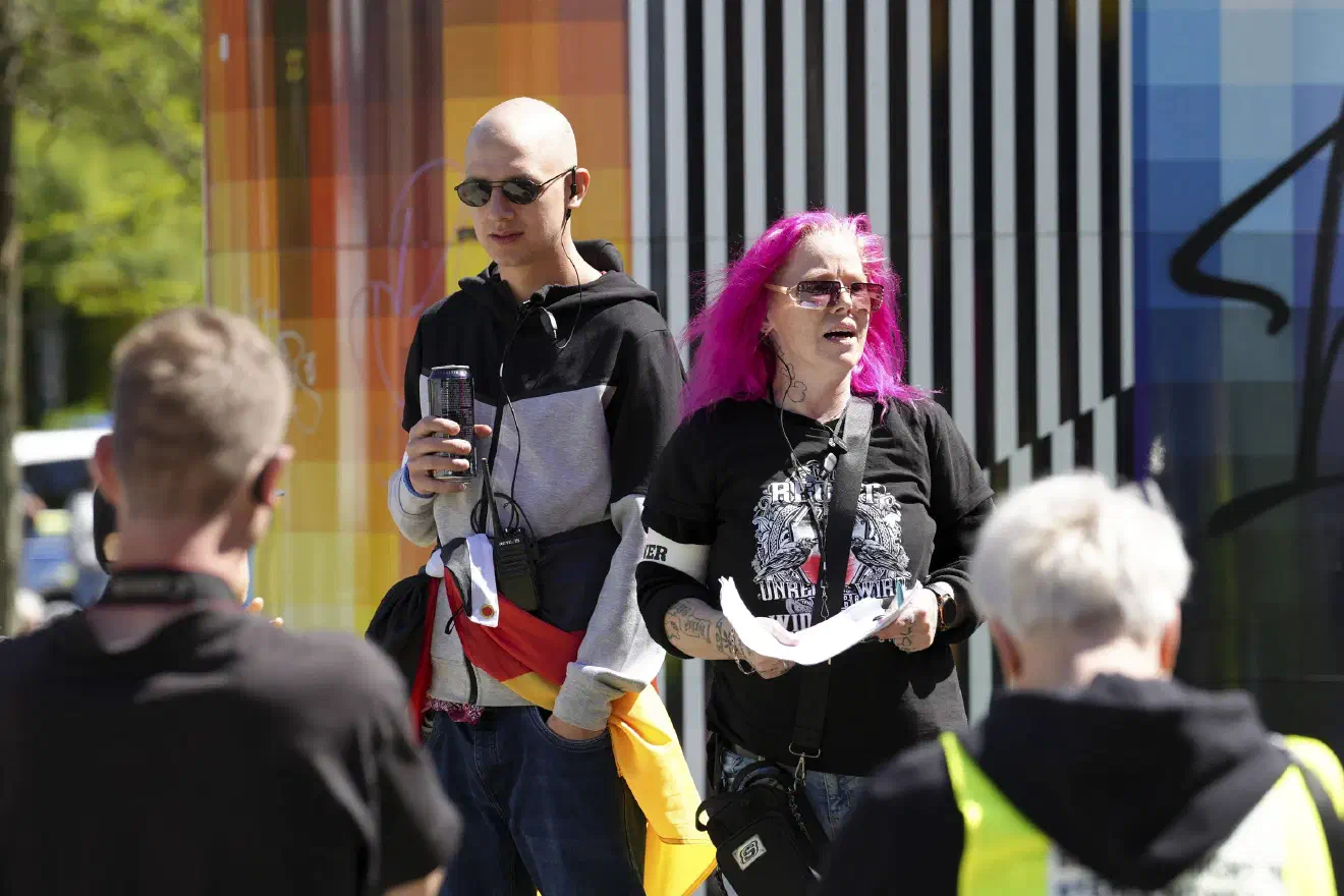 Während der Demonstration zeigten sich die Organisator:innen des "Gemeinsam für Deutschland" Bündnisses mitunter wenig begeistert von der Teilnahme und den Parolen der Neonazis - einzelne Personen, die zuvor weiter vorn mit im Demozug liefen, wurden nach hinten in den "Heimat"-Block verwiesen.