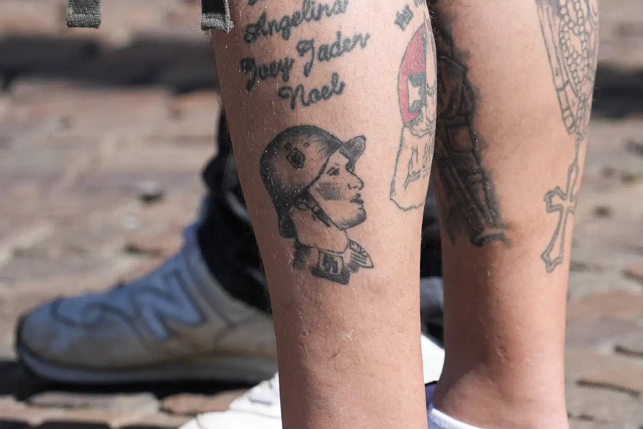 Zahlreiche Neonazis trugen einschlägige Tätowierungen, teilweise wurden strafbare Symbole dabei offen getragen. Hier zu sehen sind SS-Runen, die ein Teilnehmer an seinem Bein zur Schau stellte.