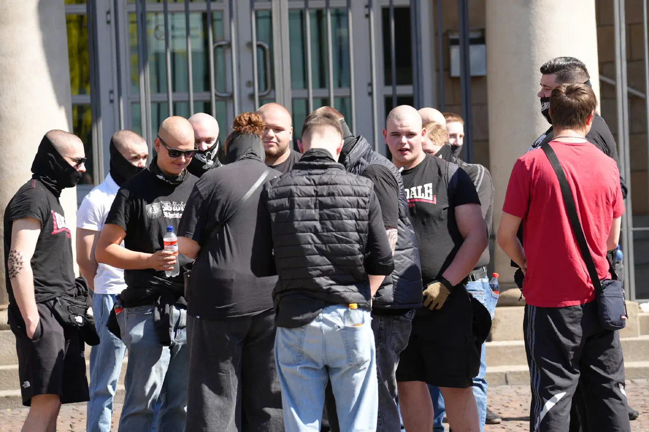 Es handelte sich zu großen Teilen um die gleichen Jugendlichen, die bereits bei der Demonstration in Essen im März sowie eine Woche zuvor in Dortmund in Erscheinung getreten sind.