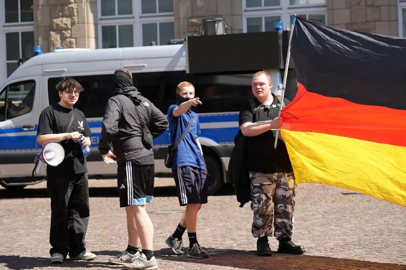 Außerdem waren viele - zum Teil sehr junge - Einzelpersonen zu beobachten, die augenscheinlich noch nicht fest in den Zusammenhängen organisiert sind.