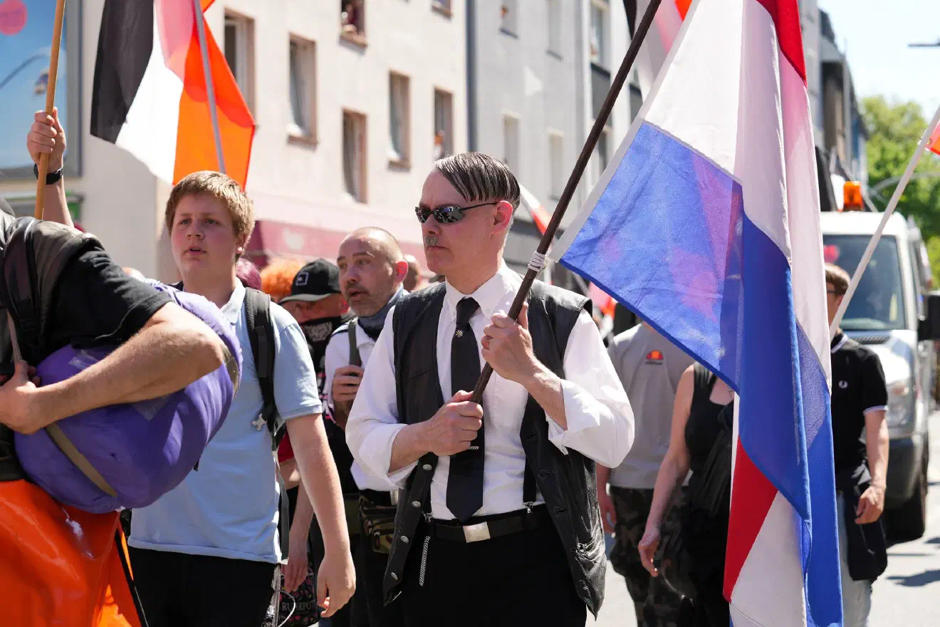 Dabei relativierten Vertreter der JN die aktuellen Veröffentlichungen rund um ihre Veranstaltungen, bei denen ganz offen nationalsozialistische Traditionen zelebriert wurden und NS-Verherrlichung stattfand.