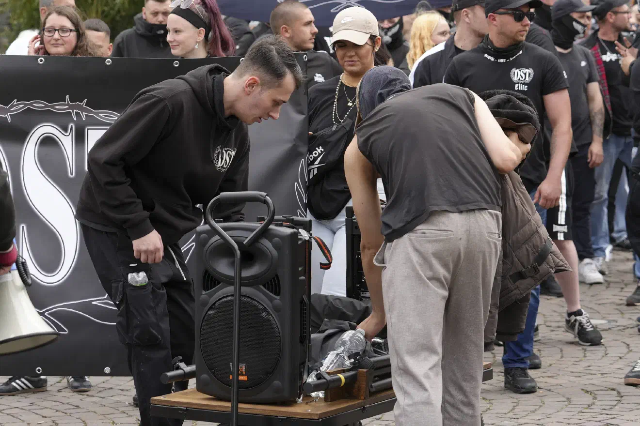 So war bereits zu Beginn ein angekündigter Redner nicht auffindbar, als Lautsprecheranlage diente ein Bollerwagen mit Boxen und Parolen mussten während des Demozuges teilweise abgelesen werden.
